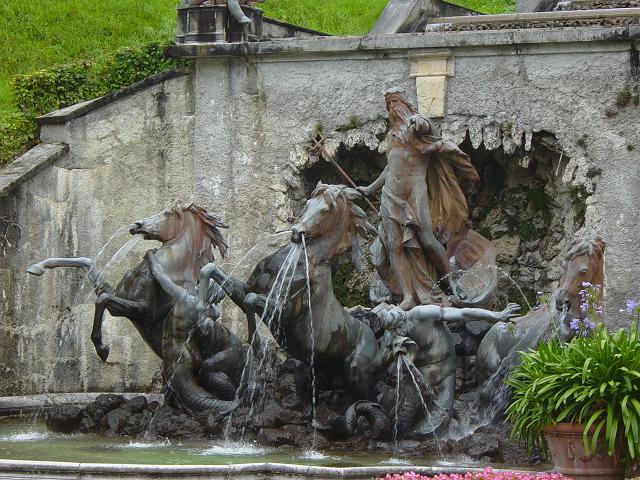 20 horse fountain.JPG